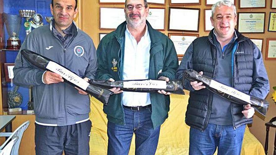 Los tres mejores clasificados posan con sus premios.