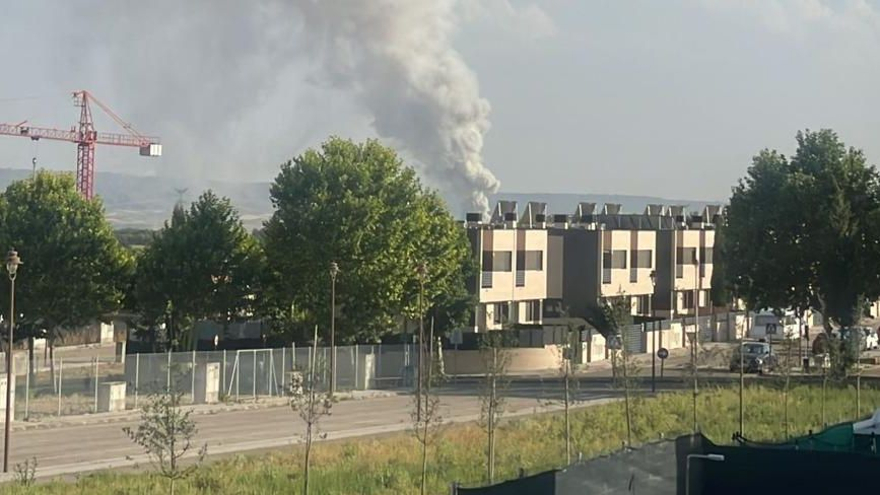 Incendio declarado en una empresa de baterías de litio y pilas situado en el Polígono Industrial Ródano de Azuqueca de Henares.