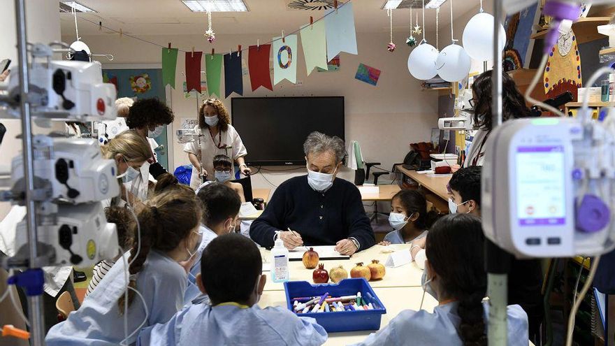 Pedro Cano lleva la pintura a Oncología Infantil de la Arrixaca