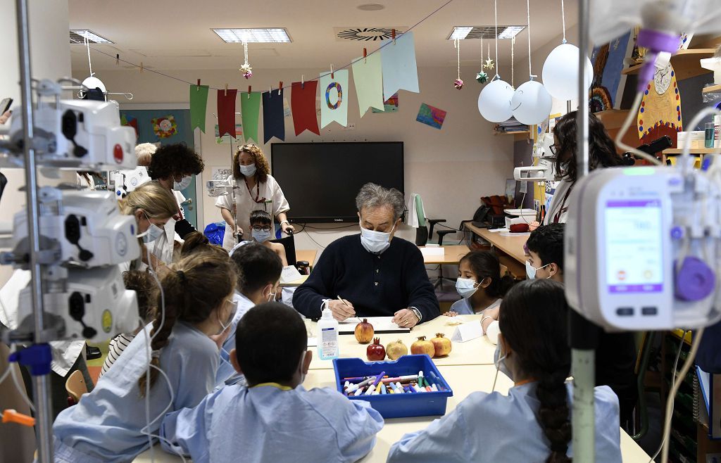 Pedro Cano lleva la pintura a Oncología Infantil de la Arrixaca