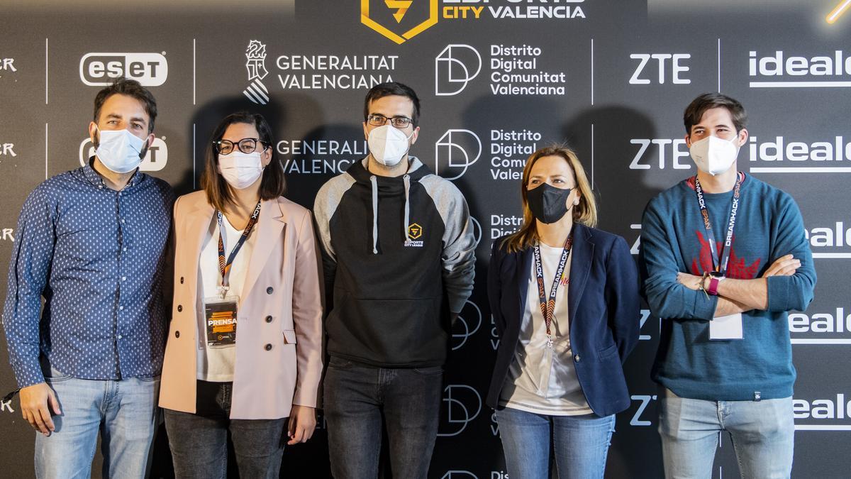 De izquierda a derecha, Javier Mateo, subdirector de Valencia Activa; Sandra Gómez, Vicealcaldesa de Valencia; Javier Carrión, COO de Encom; Pilar Bernabé, Concejala de Deportes y Delegada de Emprendimiento e Innovación Económica del Ayuntamiento de Valencia y Borja Sanjuán, Concejal de Hacienda del Ayuntamiento de Valencia.