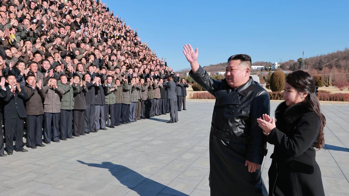 El líder norcoreano Kim Jong-un con su hija, que se supone que será su segunda hija, Ju-ae, durante la prueba de un misil balístico intercontinental Hwasong-17 en un lugar no revelado en Corea del Norte.