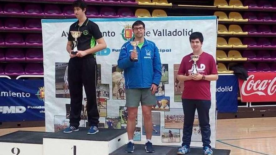 Alberto Fernández (en el centro) con el trofeo como tercero.