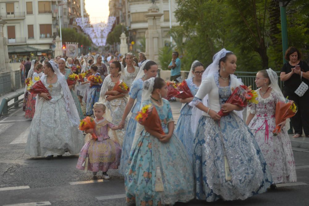 Ofrenda floral multitudinaria en Elche