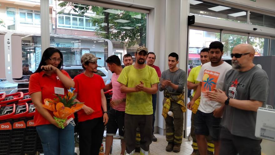 VÍDEO | Los bomberos agradecen el gesto de solidaridad a Mayte, la cajera de supermercado del Día