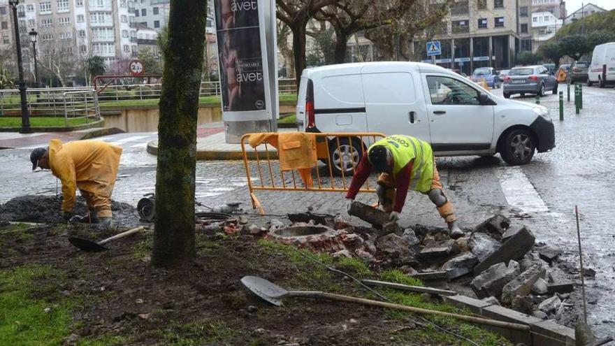 Trabajos que se realizaban en la tarde de ayer para adaptar los accesos al aparcamiento subterráneo. // Rafa Vázquez