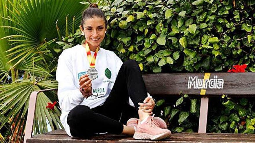 María Martínez Alburquerque posa con su medalla