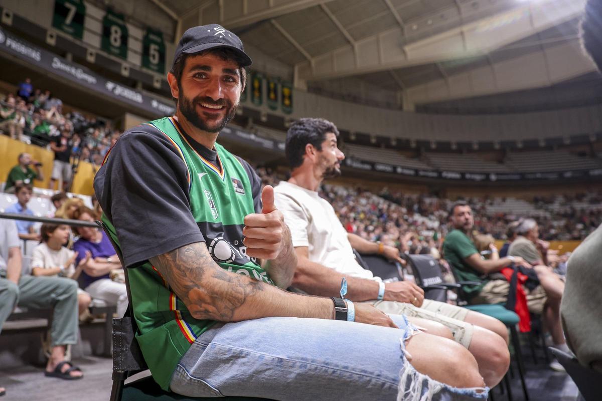 El base se ha dejado ver en Badalona, y la sintonía con el club es total, aunque la decisión sobre su futuro solo la conoce él