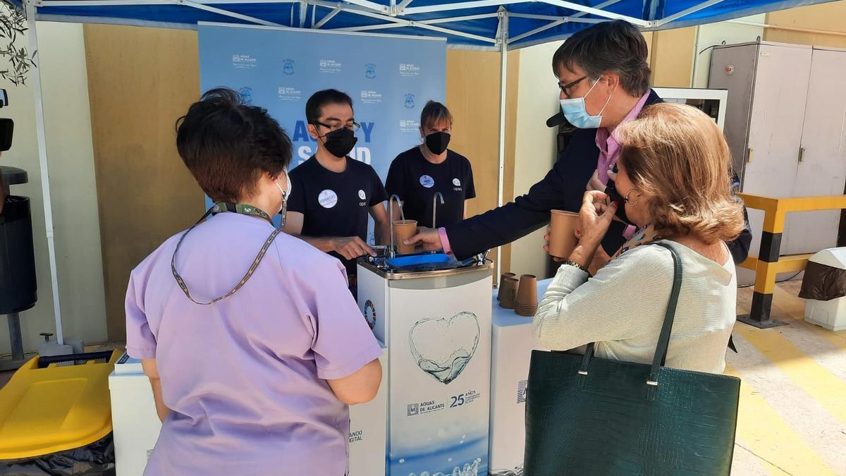 Uno de los dispensadores instalados en Ciudad de la Luz