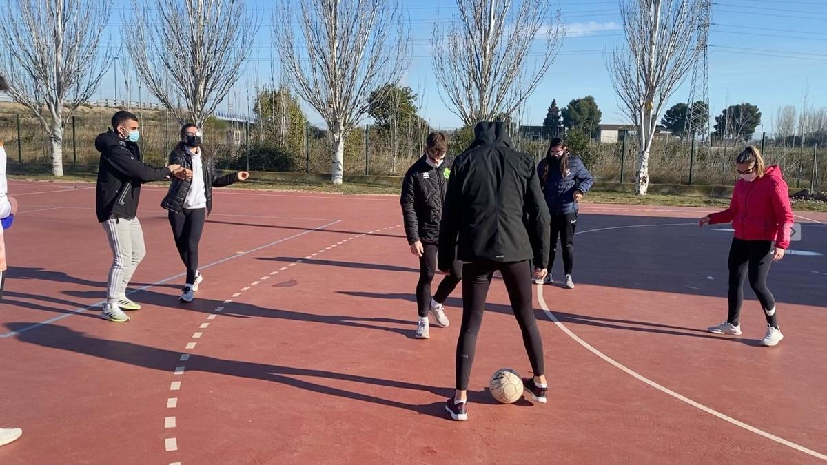 Alumnos del IES Ítaca aprenden a jugar a goalball, un deporte adaptado para personas con discapacidad visual.