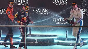 Max Verstappen celebra su victoria en el podio de Qatar, con Oscar Piastri y Carlos Sainz