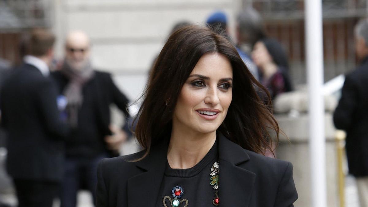 Penélope Cruz con look de Versace en Madrid