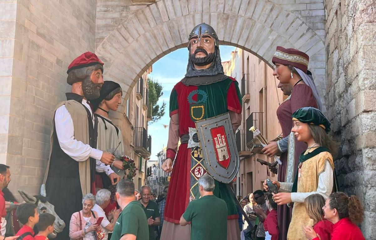 El gigante del Cid rodeado de otras piezas de gran altura. | CEDIDA