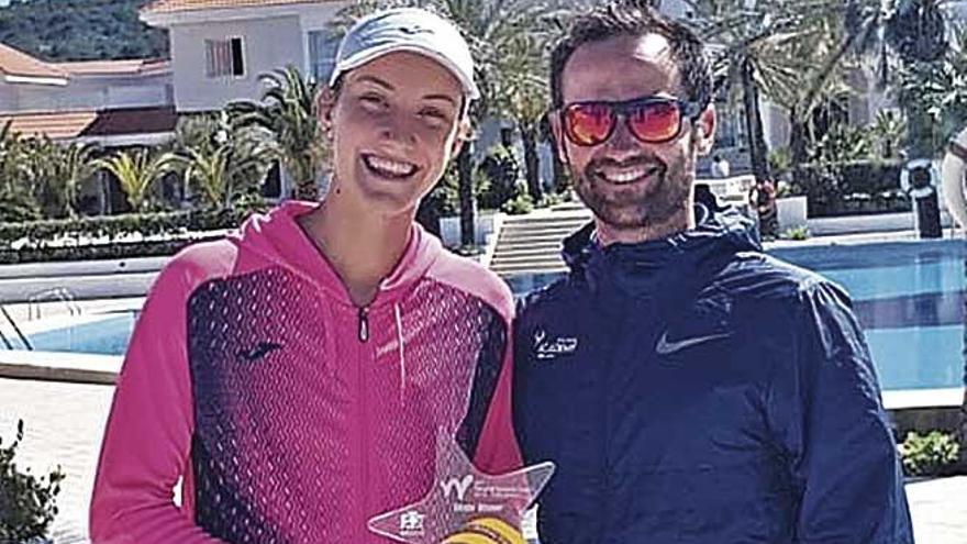 Rosa Vicens y su entrenador Manu Coll posan con el trofeo.