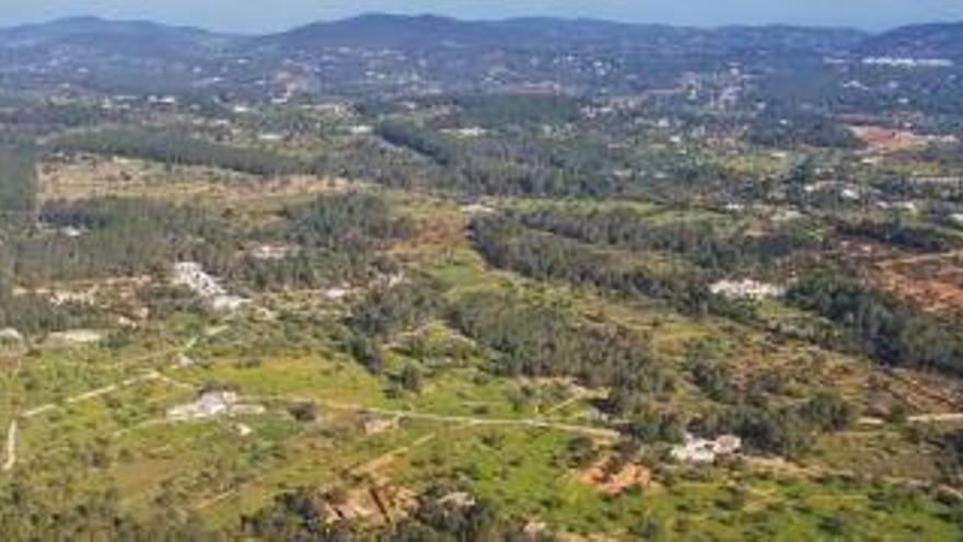 Panorámica aérea de viviendas en el medio rural, cerca del municipio de Ibiza.