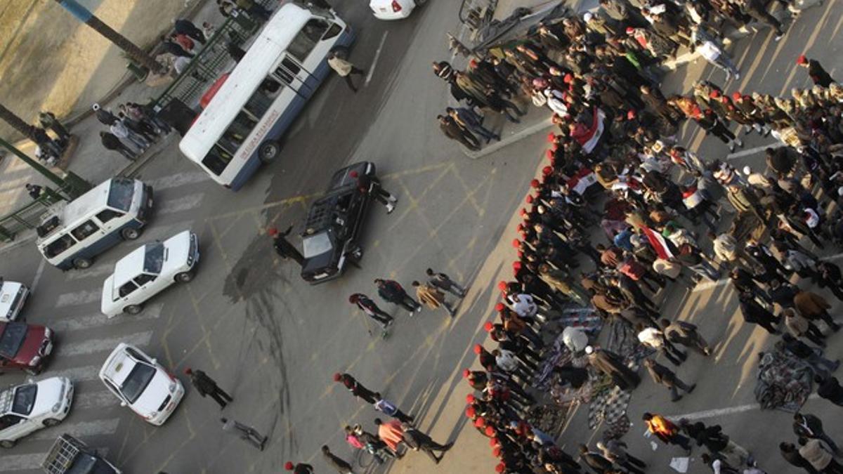 Los vehículos empiezan a circular por la plaza Tahrir, este domingo, en El Cairo.