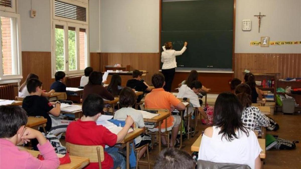 Una profesora dando clase