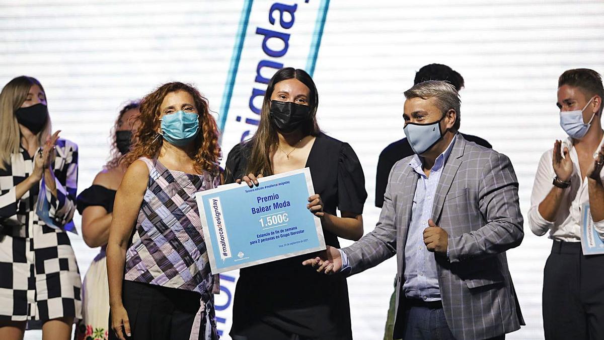 La joven diseñadora Carolina Galvis, ayer, recibiendo el premio en Inca. | MDD