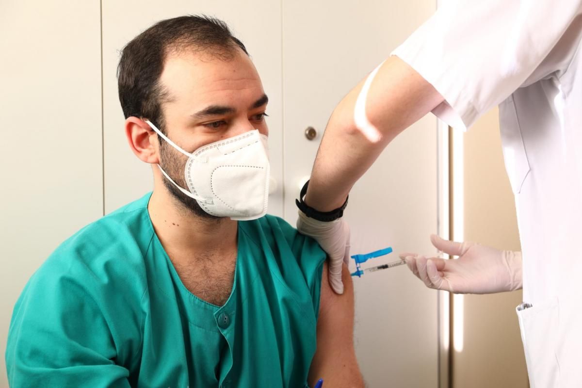 Comienza la vacunación a profesionales sanitarios en el hospital Clínico de Zaragoza