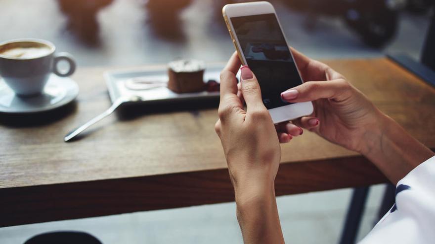 Una mujer marca un número de teléfono.