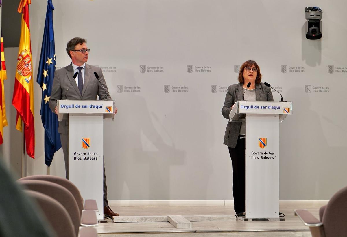 El portavoz del Govern, Antoni Costa, junto a la consellera de Presidencia, Antònia Maria Estarellas