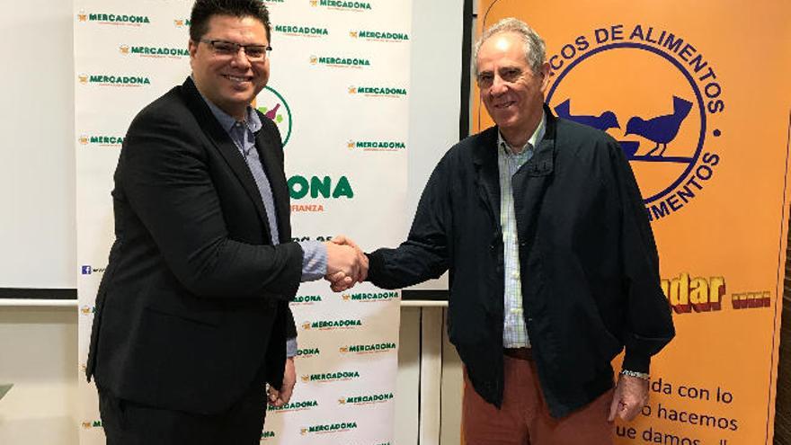 Pedro Llorca (d) con el responsable de Mercadona.