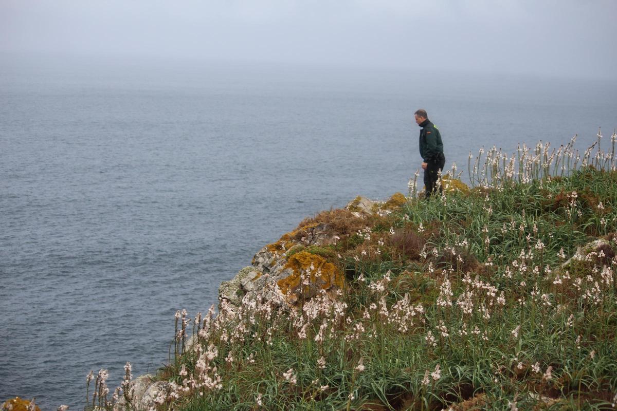 En imágenes: intenso operativo de búsqueda en la costa de El Franco para dar con un pescador francés