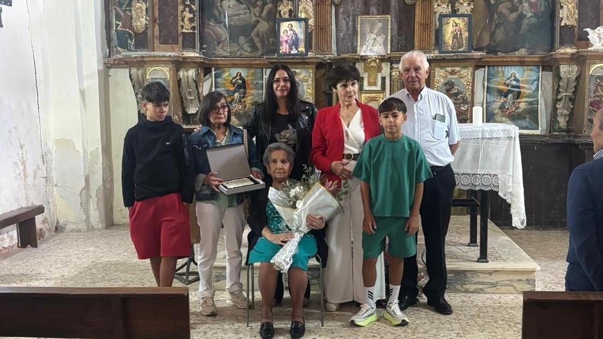 María Justo Lorenzo con su familia en su 102 cumpleaños en la iglesia de Otero