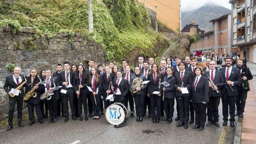 Integrantes del Ateneo Musical Mierense.