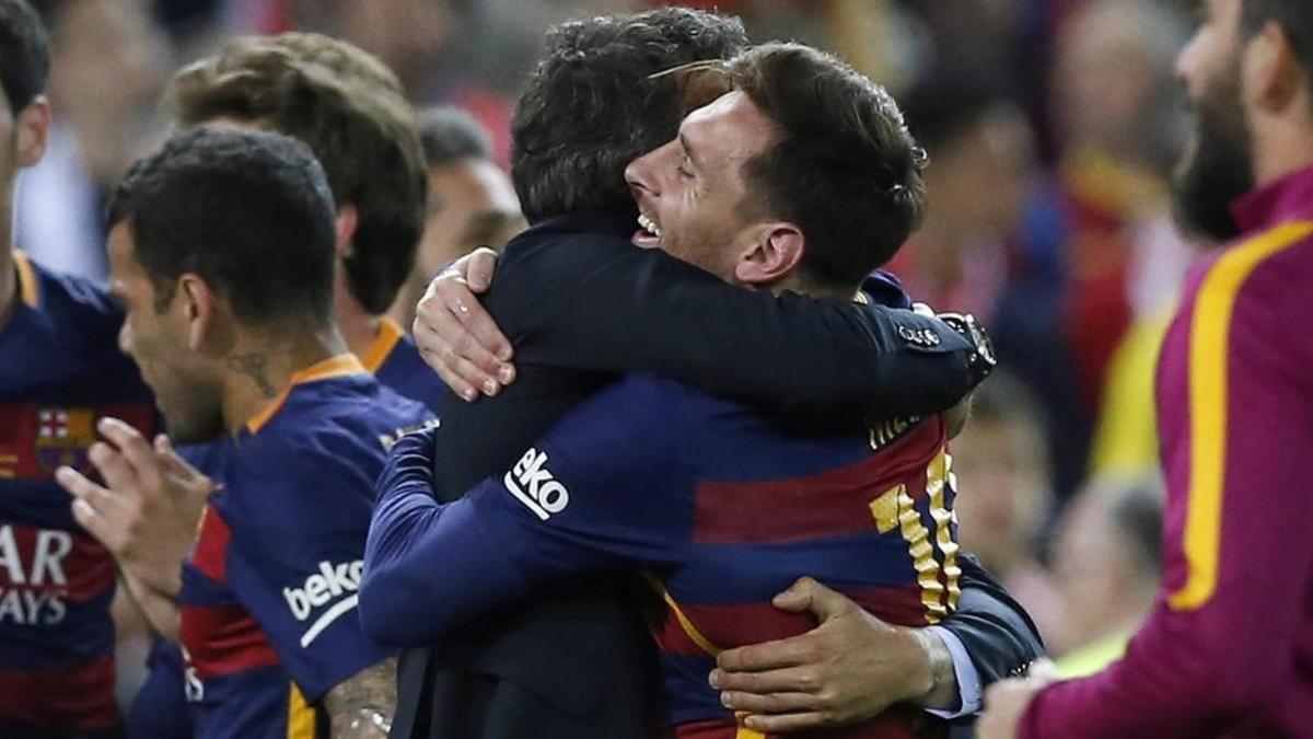 El efusivo abrazo de Luis Enrique y Leo Messi en el césped del Calderón tras ganar la Copa del Rey