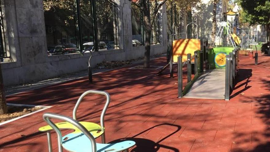 Un parque infantil renovado y ampliado en las inmediaciones del centro cultural y deportivo de Abastos