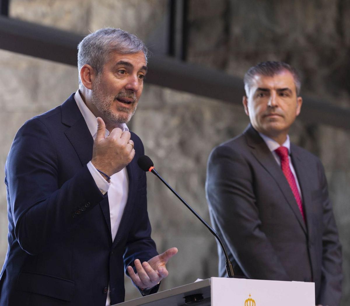 Fernando Clavijo y Manuel Domínguez, ayer, en un instante de la rueda de prensa. | | MIGUEL BARRETO (EFE)