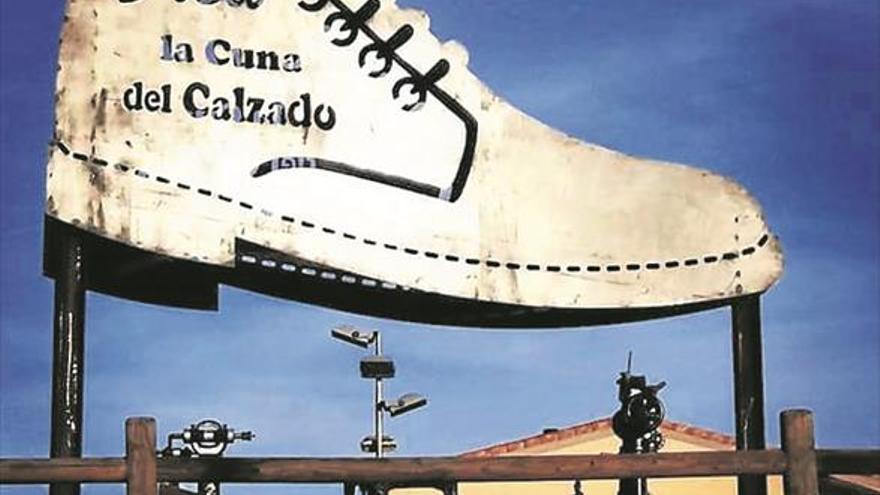 Brea homenajea a los artesanos del calzado con una escultura