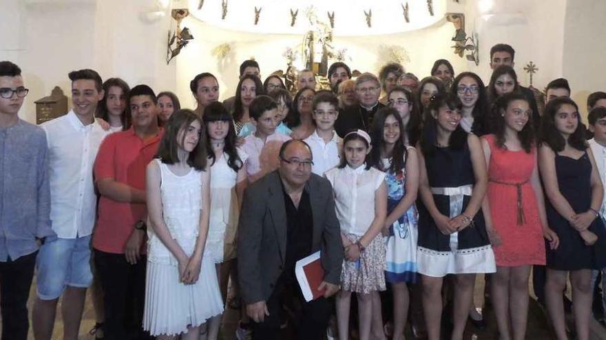 Fotografía de familia de los confirmados con el párroco en el santuario de Navianos de Valverde.