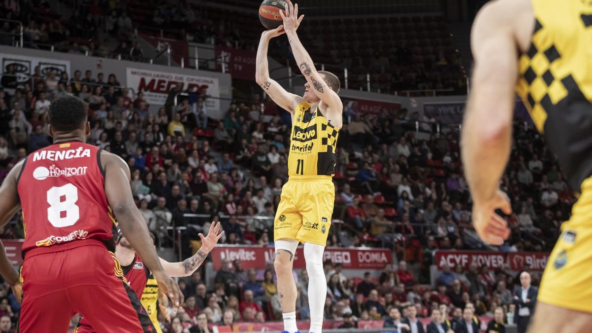 Kyle Guy se dispone a lanzar durante el duelo en Zaragoza de este sábado.