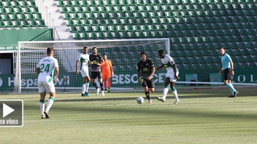 Un instante del encuentro entre el Elche y el Extremadura. ANTONIO AMORÓS