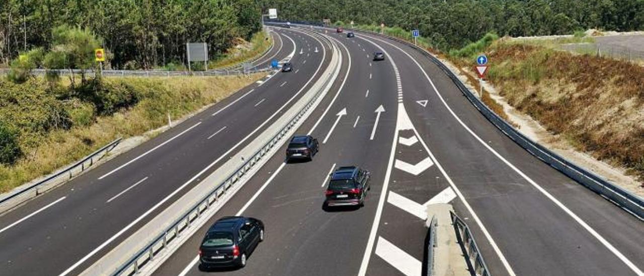 Tráfico en la Autovía do Morrazo, ayer, en dirección a Cangas.