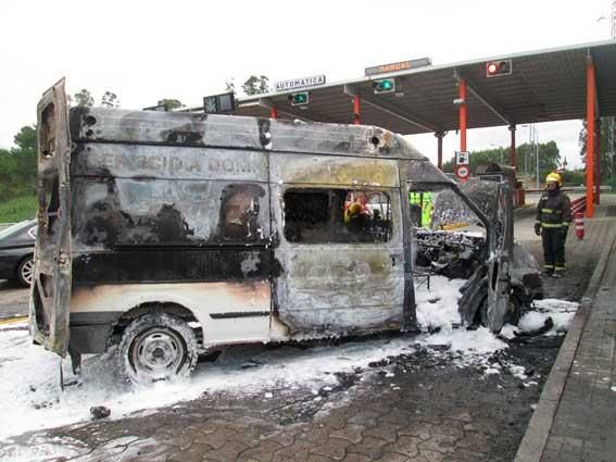 El incendio ha calcinado el vehículo cerca del peaje de Bidueira.