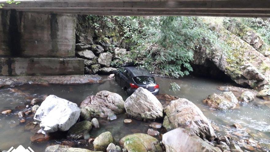 El coche accidentado, en el río.