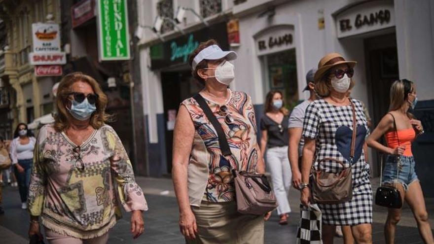 Varias personas con mascarilla en Santa Cruz de Tenerife.