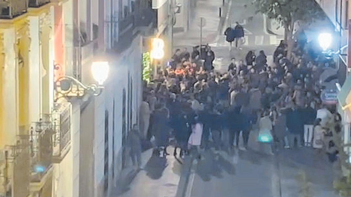 La aglomeración de personas en la plaza doctor Balmis que obligó a que la zona fuese desalojada por la Policía.