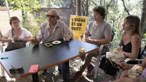Los vecinos de Molins de Rei (Barcelona) reunidos en el bar Pet de Llop discutiendo sobre los problemas que tienen con el suministro de agua.