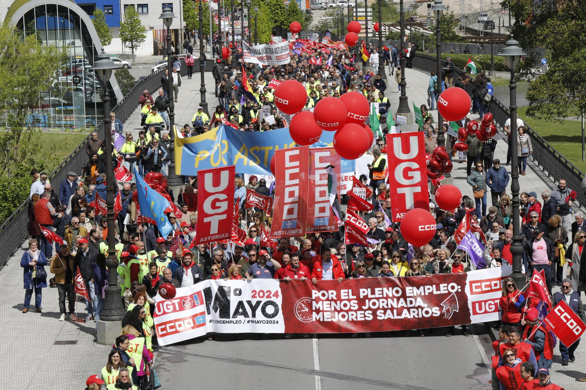 Manifestación de los sindicatos mayoritarios en Langreo por el 1 de mayo.