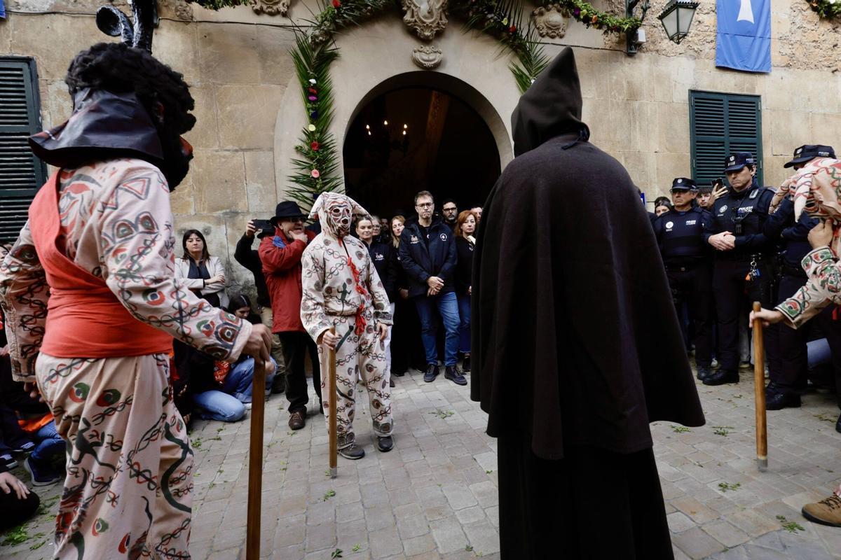 Un Sant Antoni amable y respetuoso llena Manacor de fiesta y humo