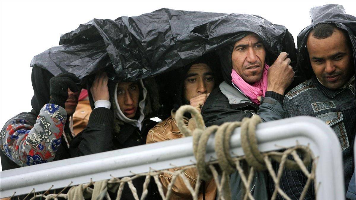 zentauroepp28717147 migrants protect themselves from the rain as they wait to di201109171424