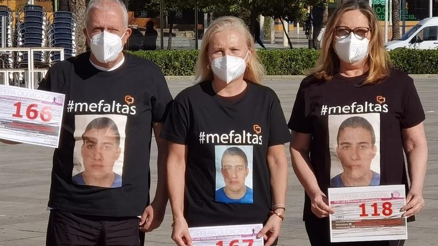 Carrera solidaria por las personas desaparecidas, en la imagen los padres de Paco Molina y la senadora María Ángeles Luna.