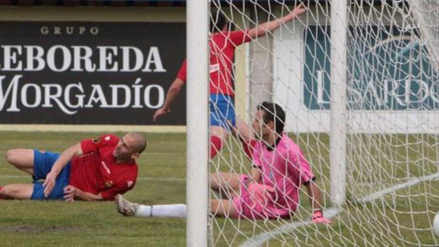 El delantero del Ourense Óscar Martínez, en el suelo, tras participar en la jugada del gol marcado por Borja Valle contra el Leganés. // Jesús Regal