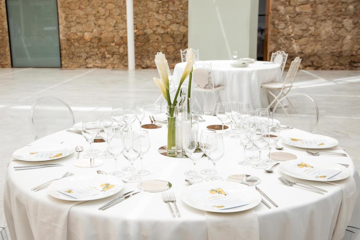 Las mantelerías, lisas por favor.