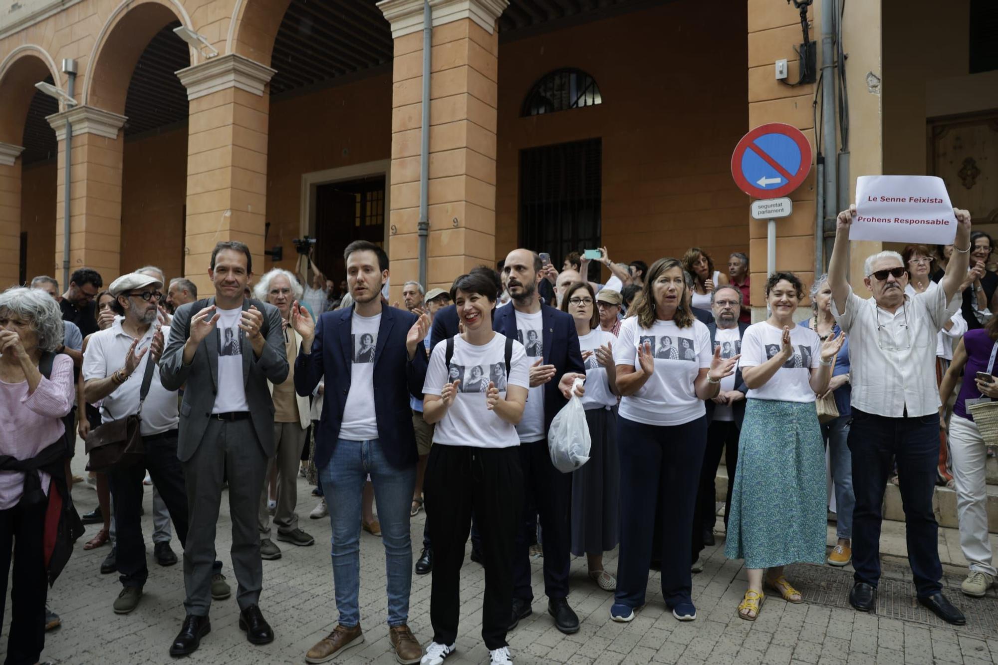 Las mejores imágenes de la concentración para exigir la dimisión de Le Senne