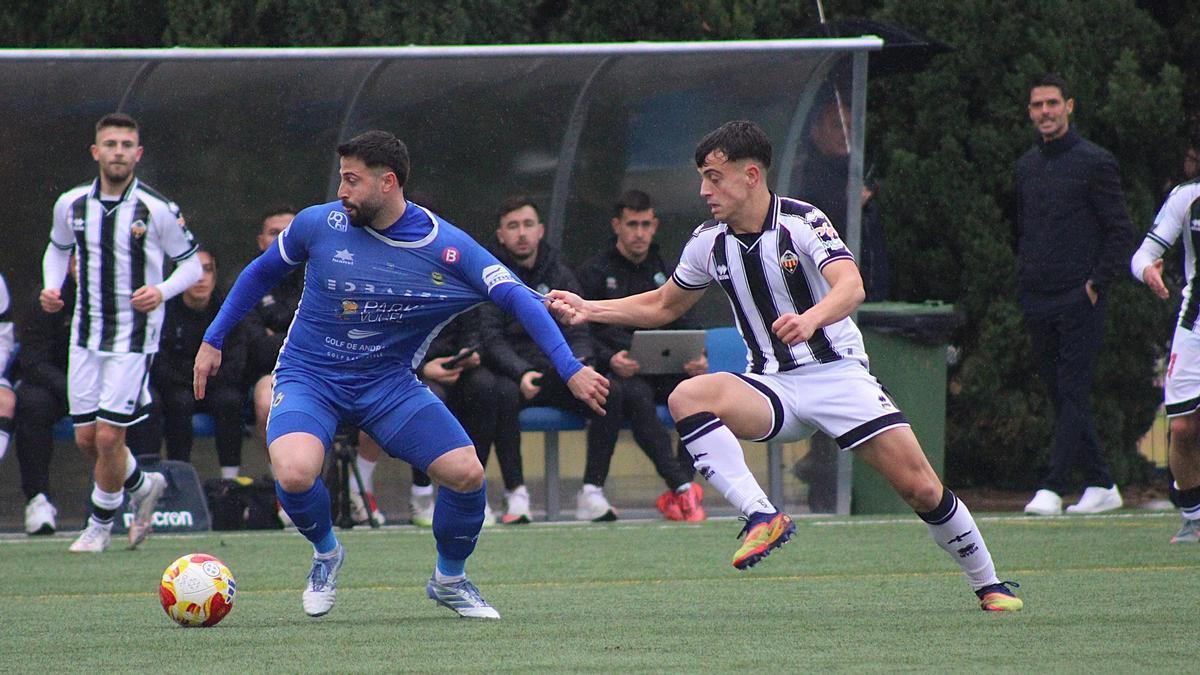 Óscar López, de fondo, durante el duelo del Castellón B.